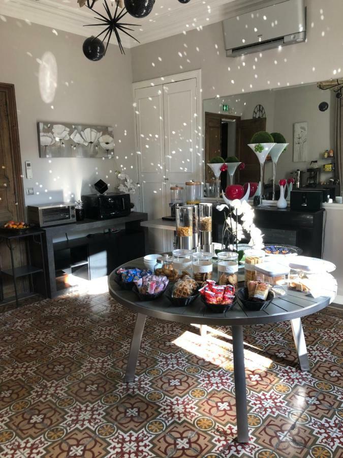 Hotel Le Lys D'Or Vauvert Ngoại thất bức ảnh